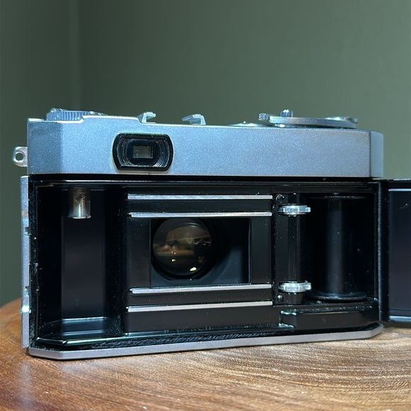 PETRI 1.9 Color Corrected Super Camera w/ Aux Lens Set & Original Case - Working - Picture 10 of 16